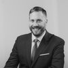 Rechtsanwalt Linus Steinkugler am Schreibtisch